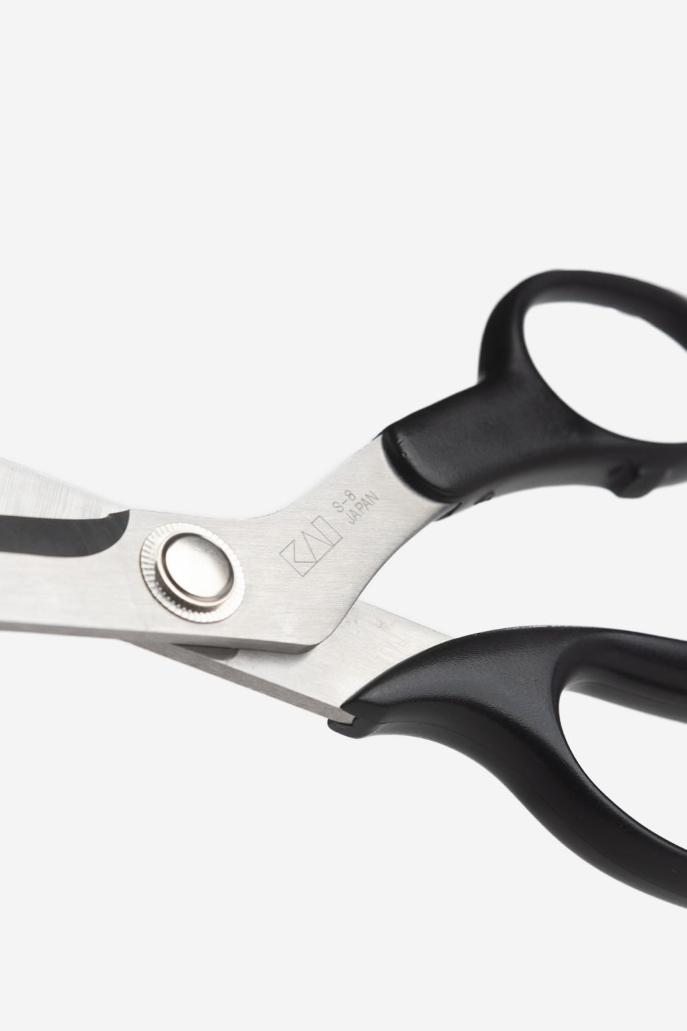 Our 8" KAI Shears cut through fabric smoothly and easily. Practical for both left and right-handed sewists.
