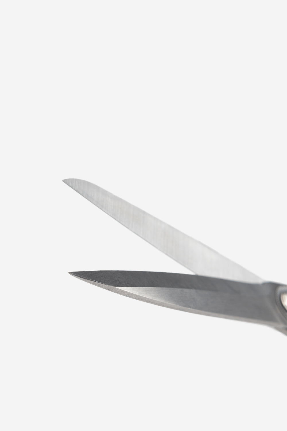 Our 8" KAI Shears cut through fabric smoothly and easily. Practical for both left and right-handed sewists.